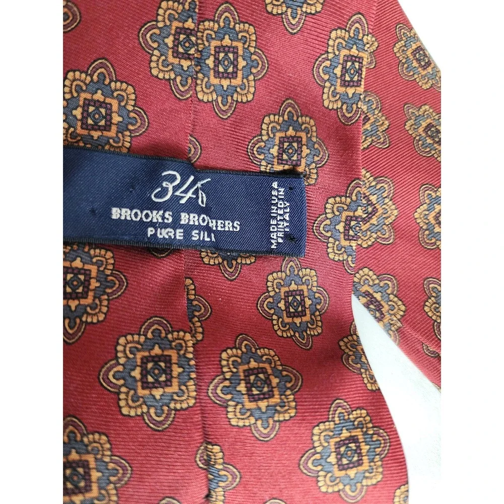 Brooks Brothers 346 Mens Red Silk Medallion Geometric Necktie Made in USA